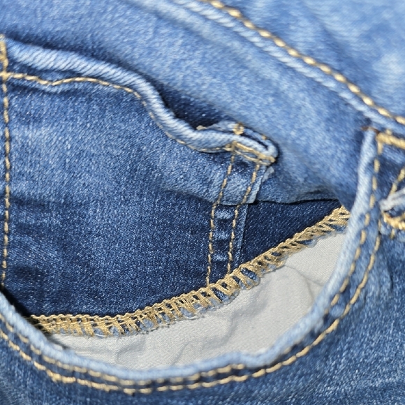 Distressed Cropped Jeans - Picture 14 of 16